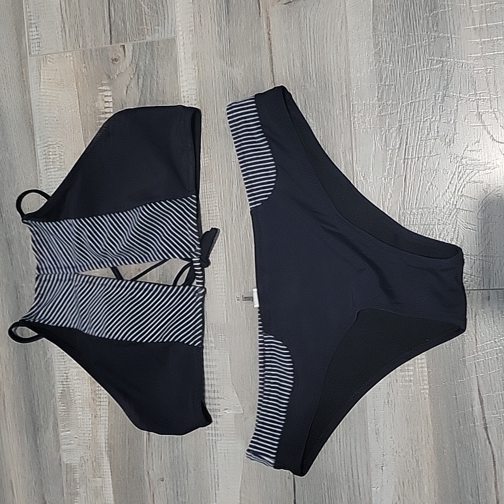 Canadian apparel bikini top size 12 bottom size xl